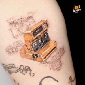 tatuaje_brazo_polaroid_microrealism_logia_barcelona_mumi_ink 